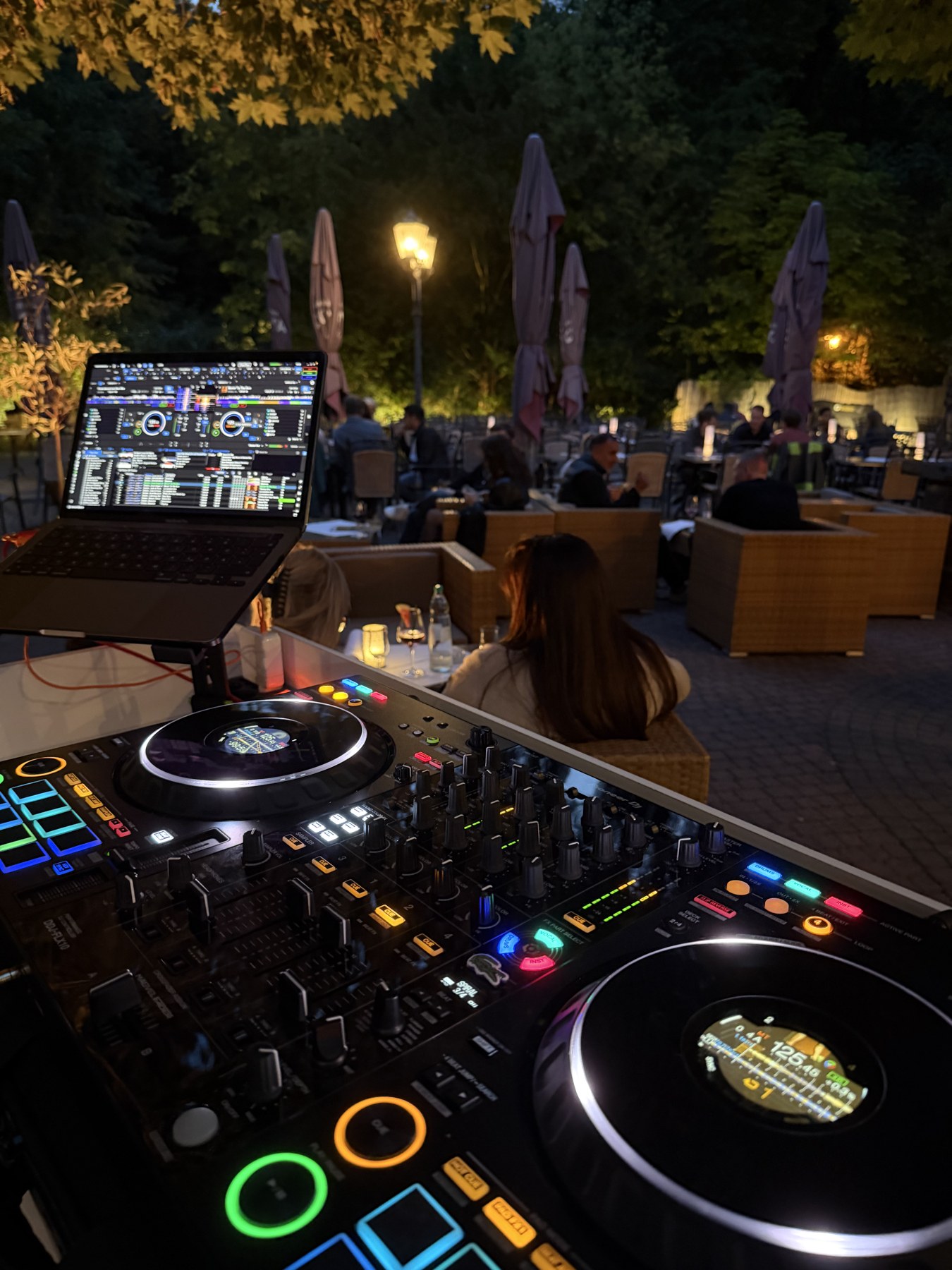 DJ-Pult mit Blick auf die Gäste im Garten des Oberwaldhauses